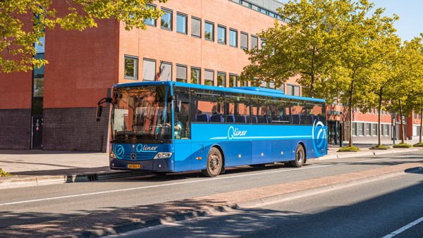 Blauwe Qliner van Arriva staat aan de stoep geparkeerd op een zonnige dag ergens in Heerenveen.