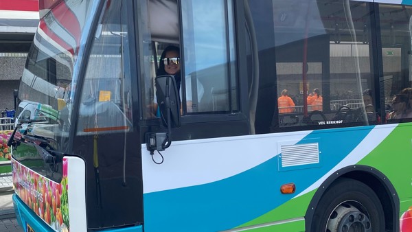 Arriva-bus 'de Keukenhof Express' met bloemendecoratie. Vrouwelijke buschauffeur achter het stuur.