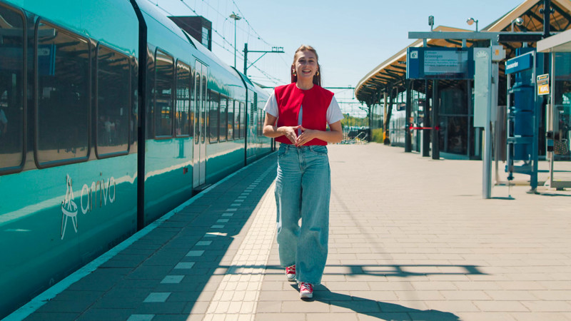 Eeke op het perron in Groningen naast een Arriva trein Eeke op het perron in Groningen naast een Arriva trein
