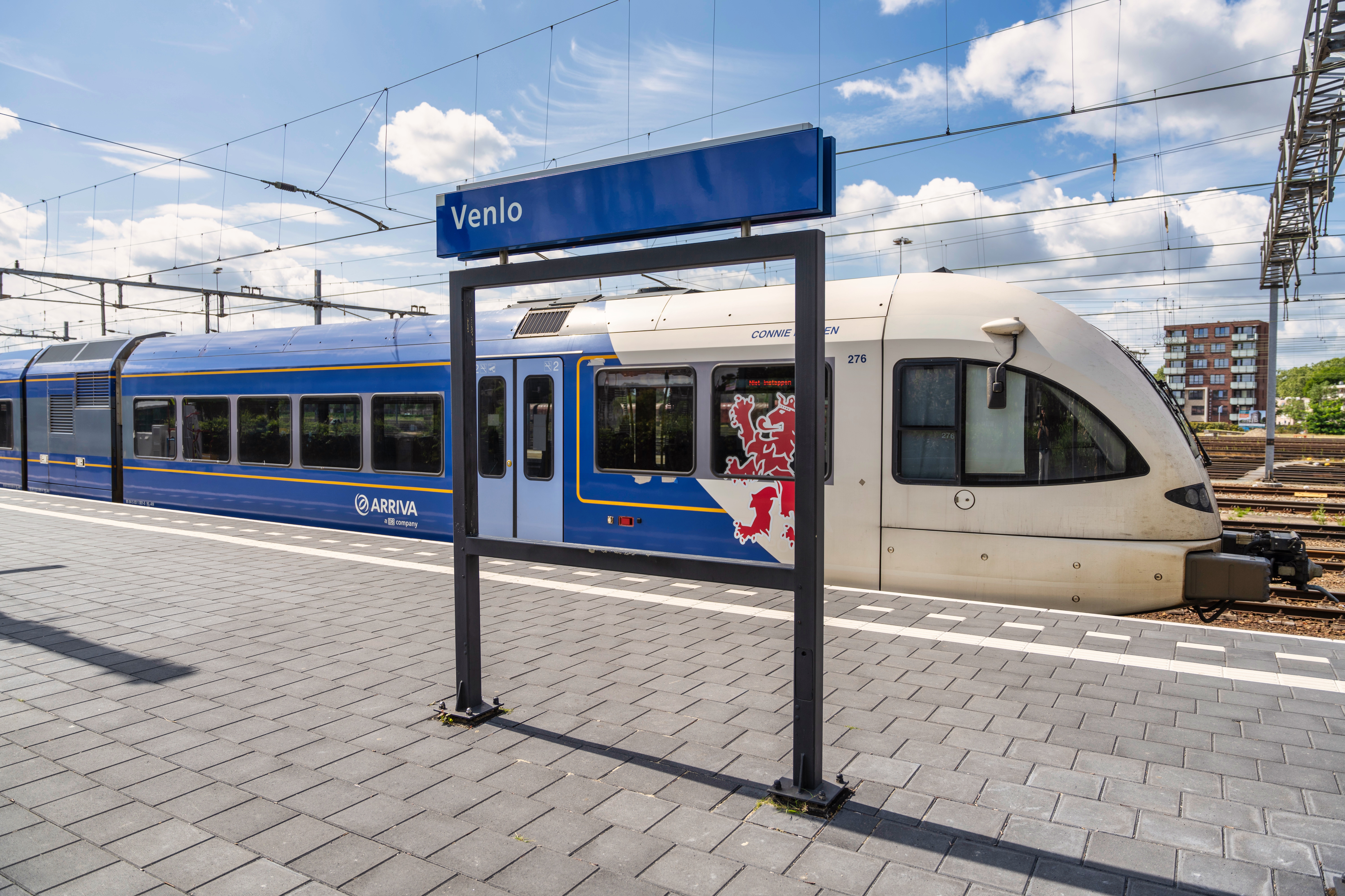 Trein van Arriva staat aan perron van station Venlo.
