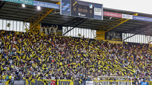 Een volle tribune van het Rat Verlegh station van Nac Breda met op de tribune supporters in geel met zwart gekleed. Een volle tribune van het Rat Verlegh station van Nac Breda met op de tribune supporters in geel met zwart gekleed.
