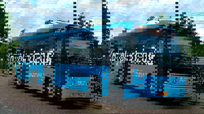 Lesbus op een station Tiel, met oproep: kom ook op de bus Lesbus op een station Tiel, met oproep: kom ook op de bus