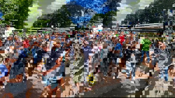 Bushalte bij de Zwarte Cross met een menigte mensen. Bushalte bij de Zwarte Cross met een menigte mensen.