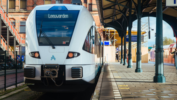Arriva trein op het spoor op het station van Leeuwarden.
