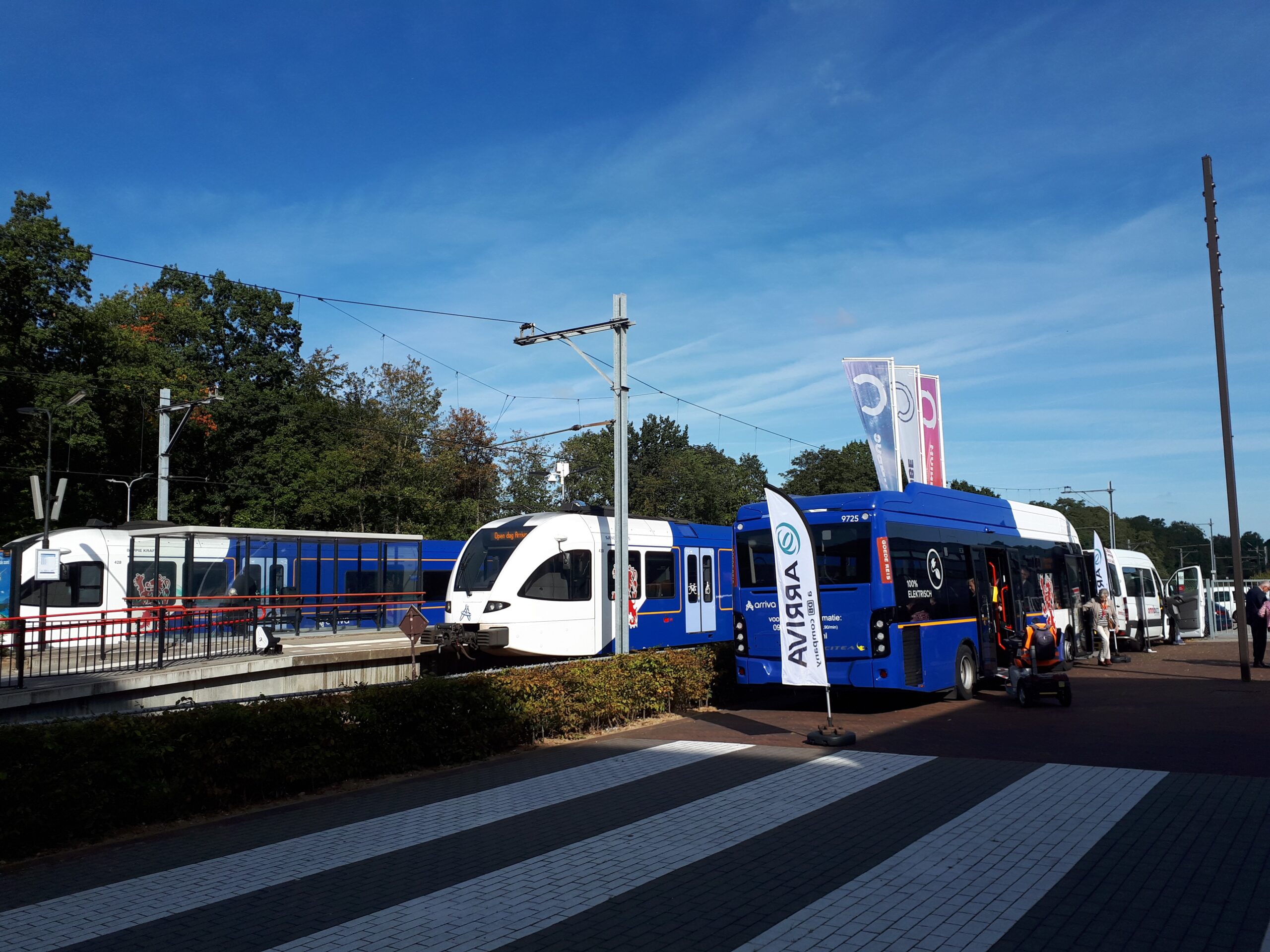 Blauwwitte treinen van Arriva staan stil op station Kerkrade.