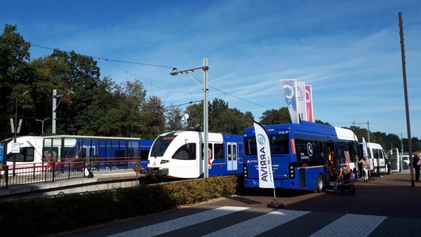 Blauwwitte treinen van Arriva staan stil op station Kerkrade.
