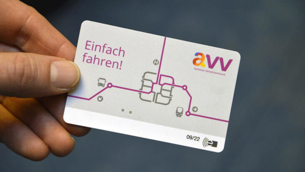 Een hand houdt een zogenaamde semesterticket vast waarop staat 'Einfach fahren' en 'avv'. Een hand houdt een zogenaamde semesterticket vast waarop staat 'Einfach fahren' en 'avv'.