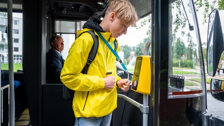 Jongere checkt in een bus met de  Voor Elkaar Pas van Arriva Jongere checkt in een bus met de  Voor Elkaar Pas van Arriva