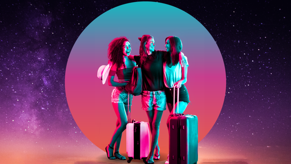 Drie lachende jonge vrouwen in zomerkleding met koffers zijn ge-edit voor een blauwpaarse cirkel en sterrenlucht.