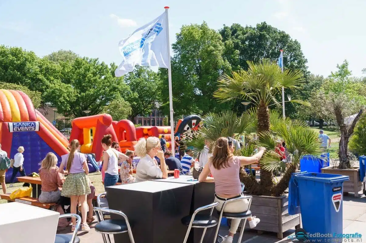 Kinderen zitten rondom een luchtkussen tijdens de Venloop.