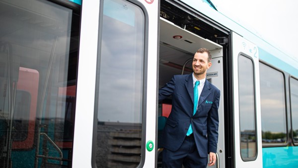 Een conducteur staat in de deuropening van een Arriva-trein. Een conducteur staat in de deuropening van een Arriva-trein.