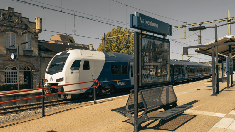 Een trein van Arriva rijdt station Valkenburg binnen. Een trein van Arriva rijdt station Valkenburg binnen.