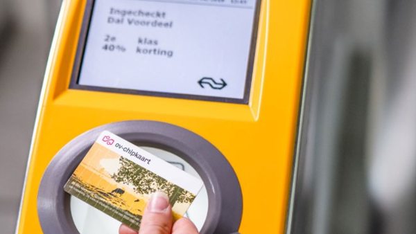 OV-chipkaart voor incheckpaal OV-chipkaart voor incheckpaal en incheckpaal geeft aan dat er is ingecheckt