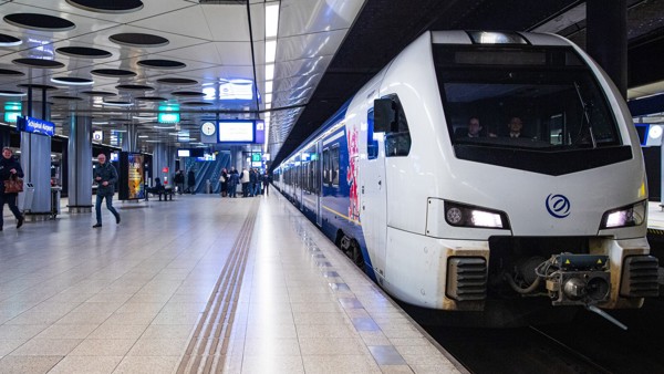 Trein van Arriva staat aan het perron op station Schiphol.