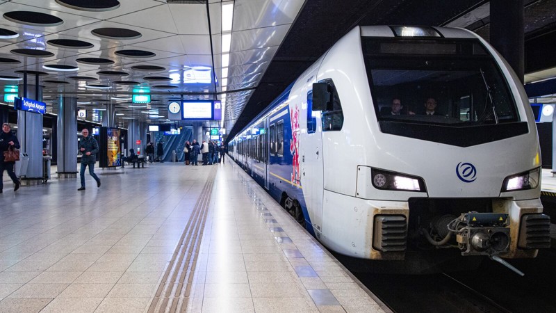 Trein van Arriva staat aan het perron op station Schiphol.