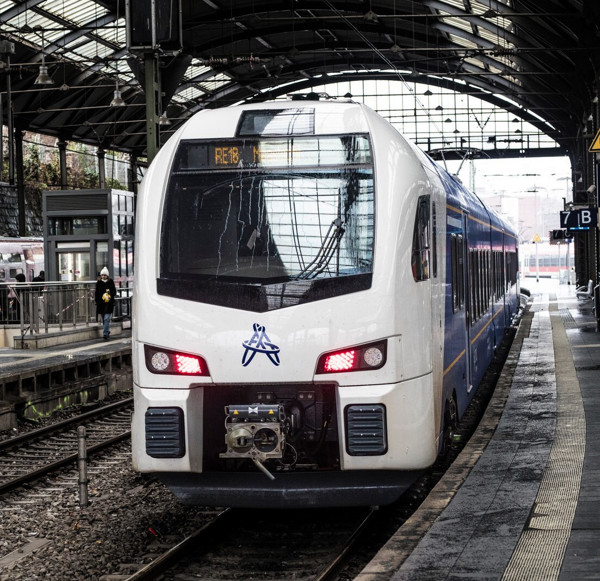 Blauw-witte Arriva-trein op een Duits station.