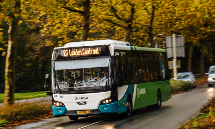 Bus van Arriva met op de lijnfilm '20 Leiden Centraal' rijdt over straat.