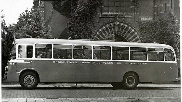 Zwartwit foto, zij-aanzicht van een volle stadsbus met daarop 'Brabantse Buurtspoorgwegen en Autodiensten'
