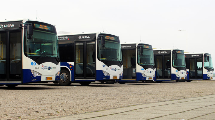Vijf bussen van Arriva schuin van voren gezien in de haven van Schiermonnikoog.