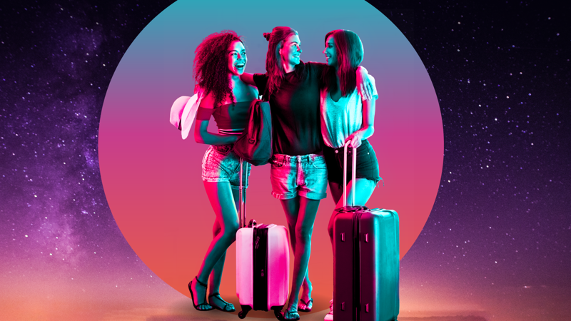 Drie lachende jonge vrouwen in zomerkleding met koffers staan voor een blauwpaarse cirkel en sterrenlucht.
