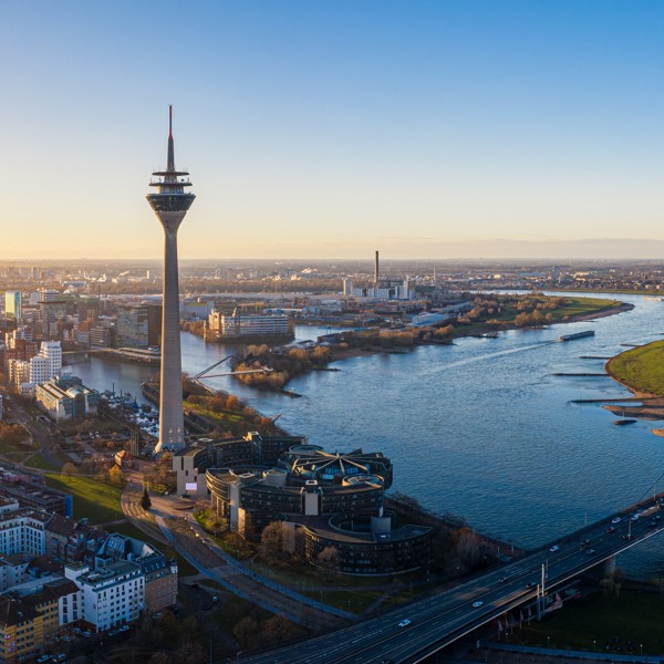 Dusseldorf vanaf boven bekeken met uitzicht op de stad, een grote kronkelende rivier en een hoge radiotoren. Dusseldorf vanaf boven bekeken met uitzicht op de stad, een grote kronkelende rivier en een hoge radiotoren.