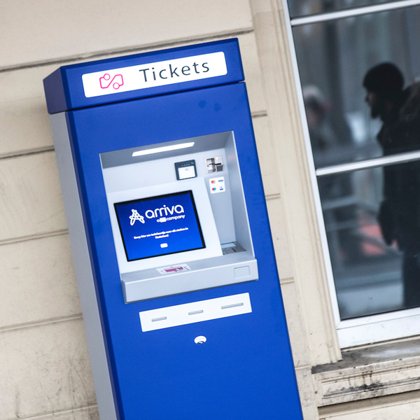 Een blauwe ticketmachine van Arriva.