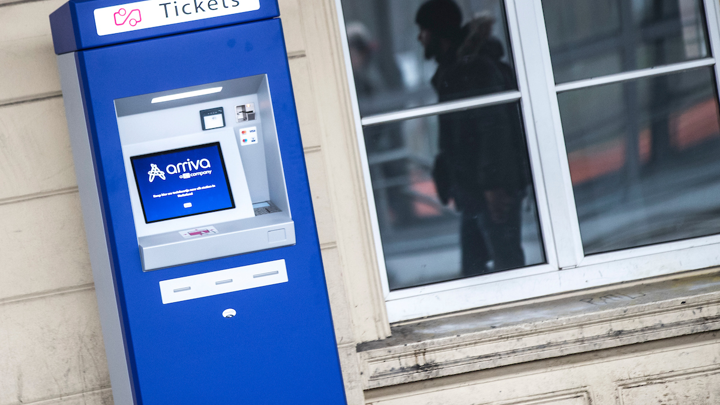 Een blauwe ticketmachine van Arriva.