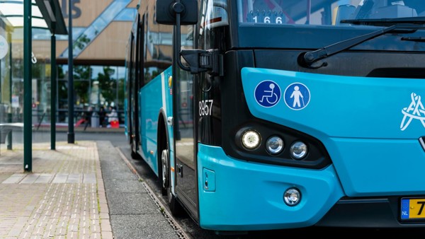 Bus van Arriva bij een halte op station Zutphen.